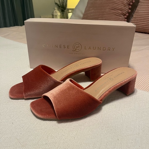 NWT - Chinese Laundry Velvet Rose Heeled Sandals - Picture 6 of 6
